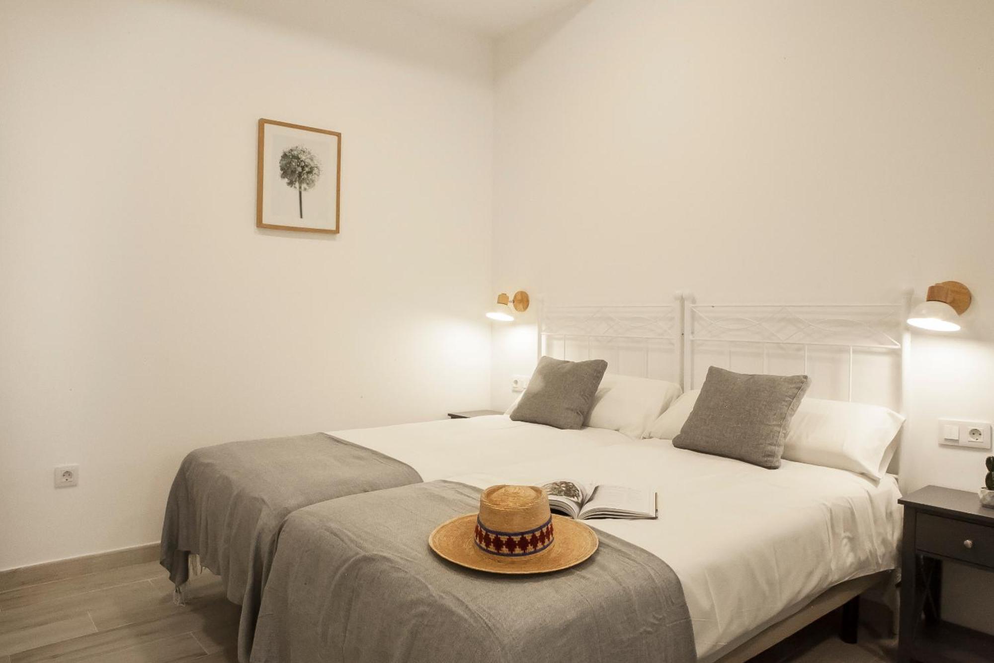 Apartamentos Rg Hospital Valme Sevilla Bagian luar foto